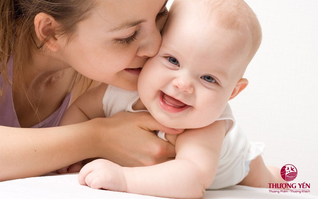Sữa mẹ là nguồn thức ăn dinh dưỡng nhất cho trẻ sơ sinh