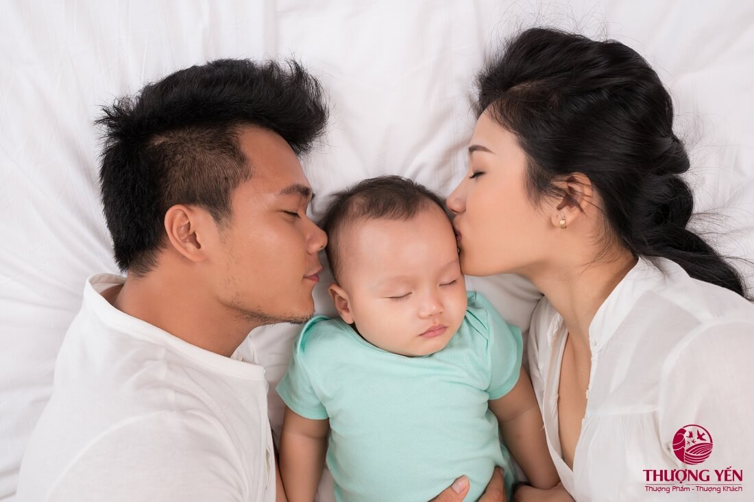 Hãy nhờ "anh xã" cùng chăm bé với bạn